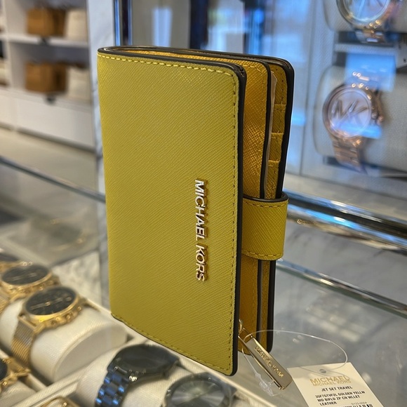 Michael Kors Medium Crossgrain Leather Wallet
COLOR GOLDEN YELLOW
NWT - Picture 2 of 16